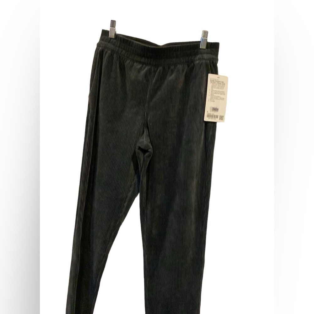 22. NWT Lululemon scuba straight leg pant 7/8 velvet cord Size 6
